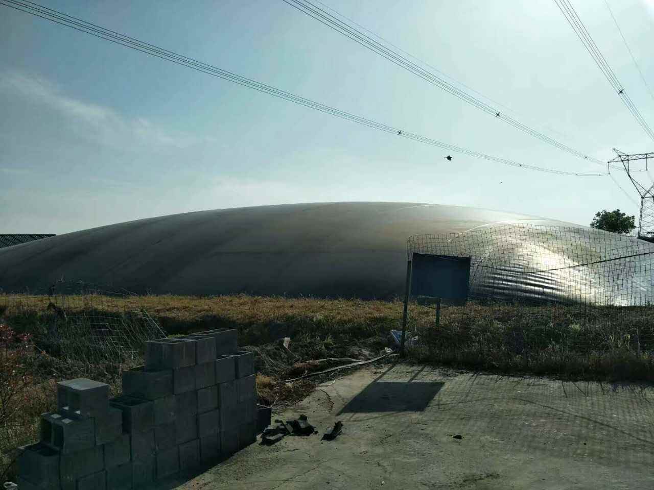 修筑完工的外圍堰鋪設(shè)土工膜表面一定要加寬嗎？